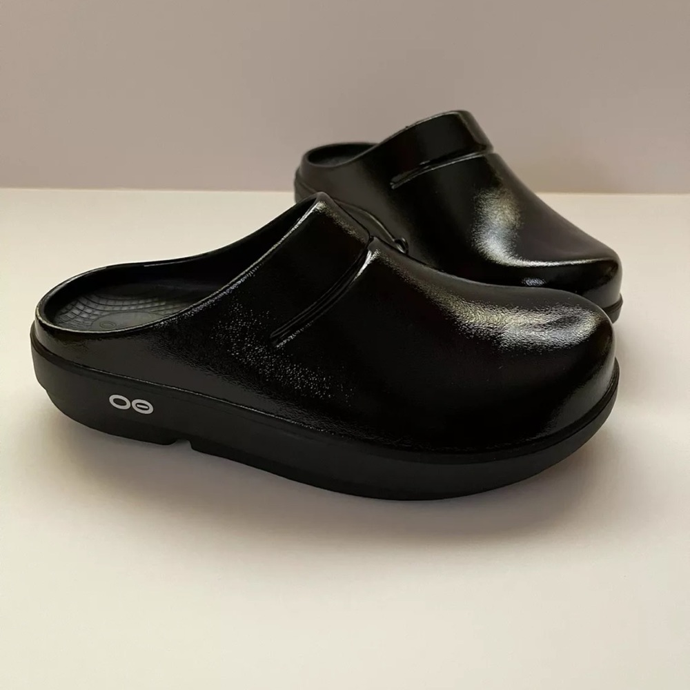 Oofo size 7 clog